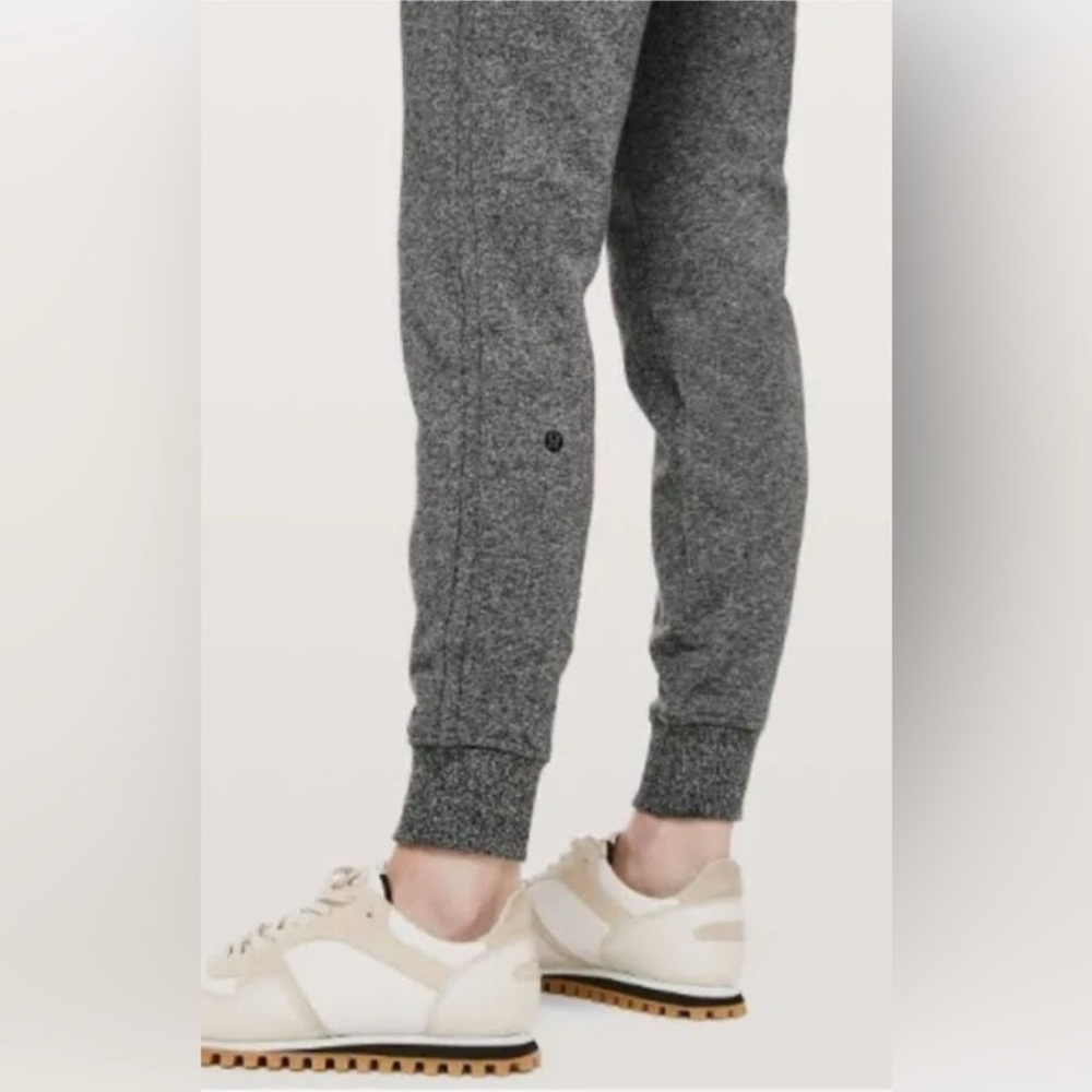 NWOT WOMENS LULULEMON WARM DOWN JOGGER IN HEATHERED CORE
GRAY SIZE 4 - Picture 4 of 10